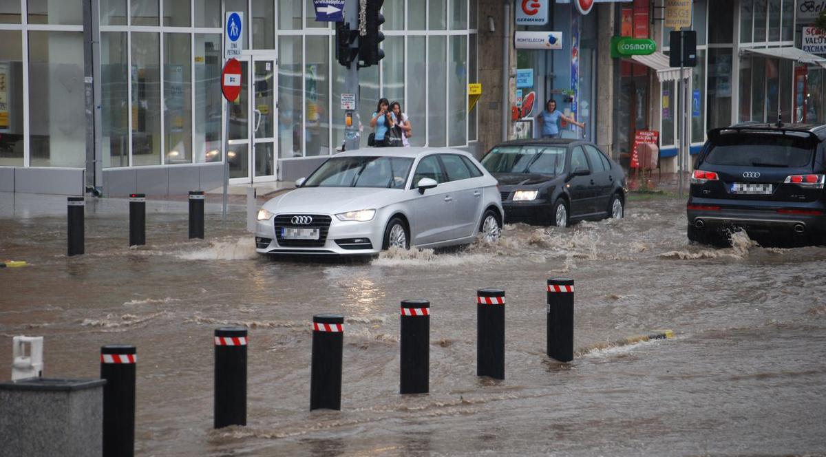 Inundaţii la Suceava după o ploaie de 10 minute | FOTO
