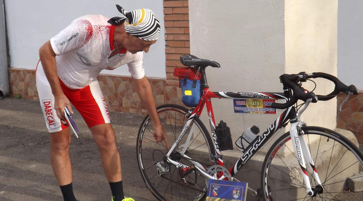 LECŢIE de VIAŢĂ! Un pensionar care NU AUDE a pornit în Turul României Mari pe bicicletă