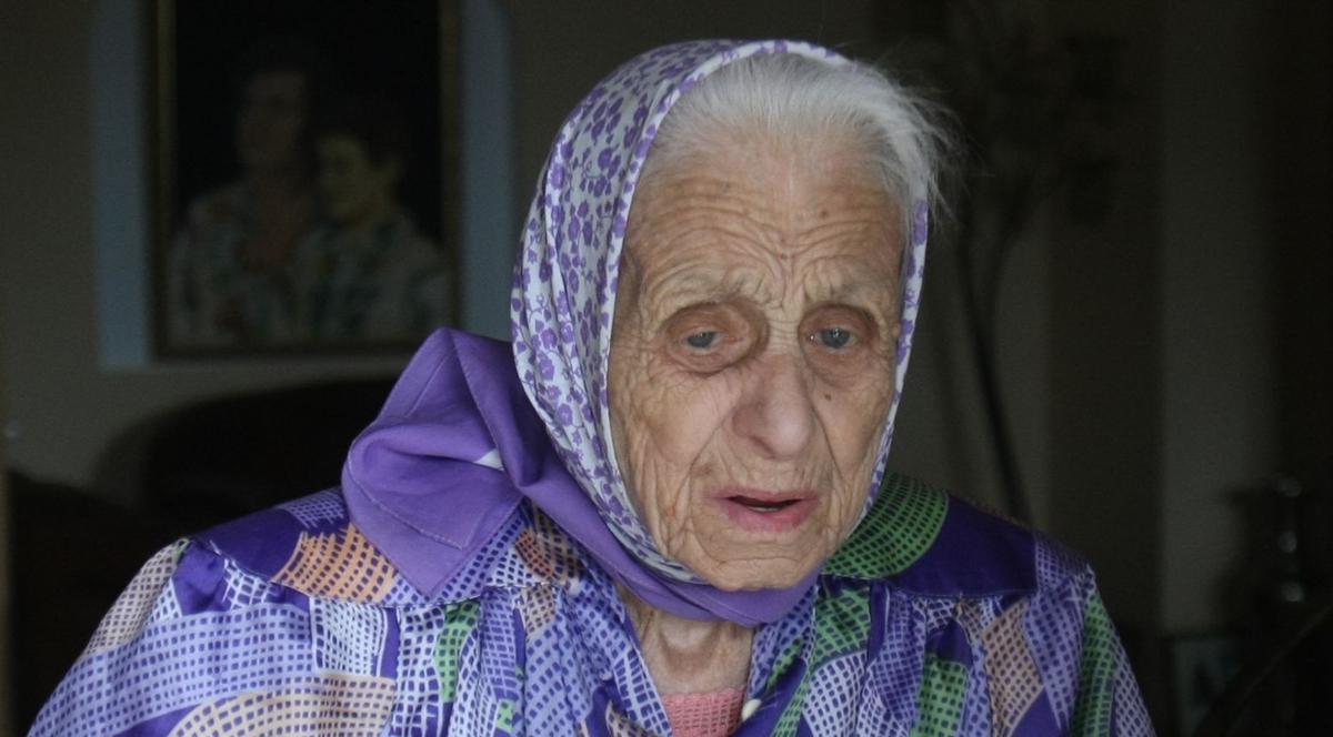 MAMA LUI ION DOLĂNESCU, în vârstă de 102 ani, BOLNAVĂ şi IMOBILIZATĂ LA PAT
