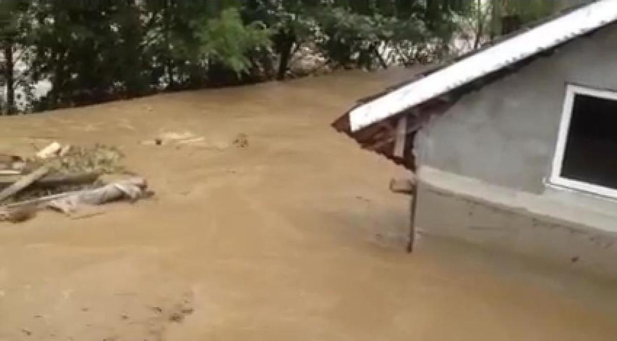 LOCALNICII din Novaci, care refuză să plece din case, EVACUAŢI cu MASCAŢII