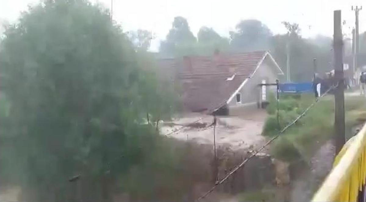 Zeci de persoane din Vâlcea, EVACUATE cu elicopterul. Operaţiunile continuă