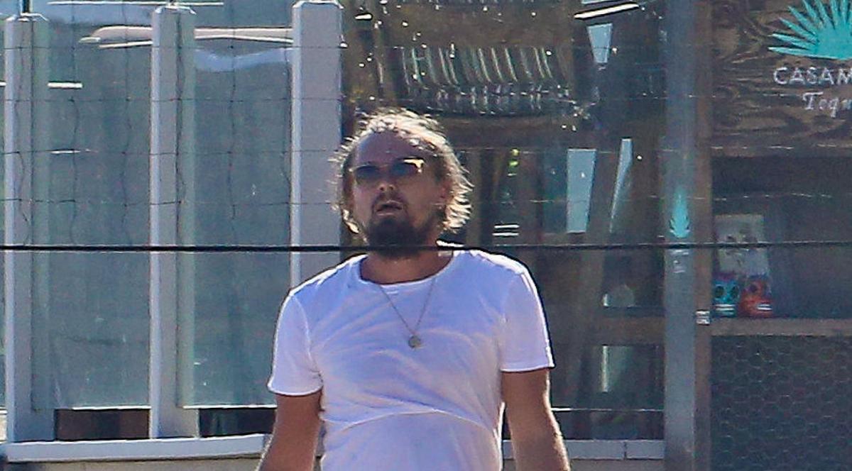 IMAGINILE GROAZEI! LEONARDO DICAPRIO, GRAS, NERAS ŞI CU PLETE! În ce HAL A AJUNS SĂ ARATE! 
