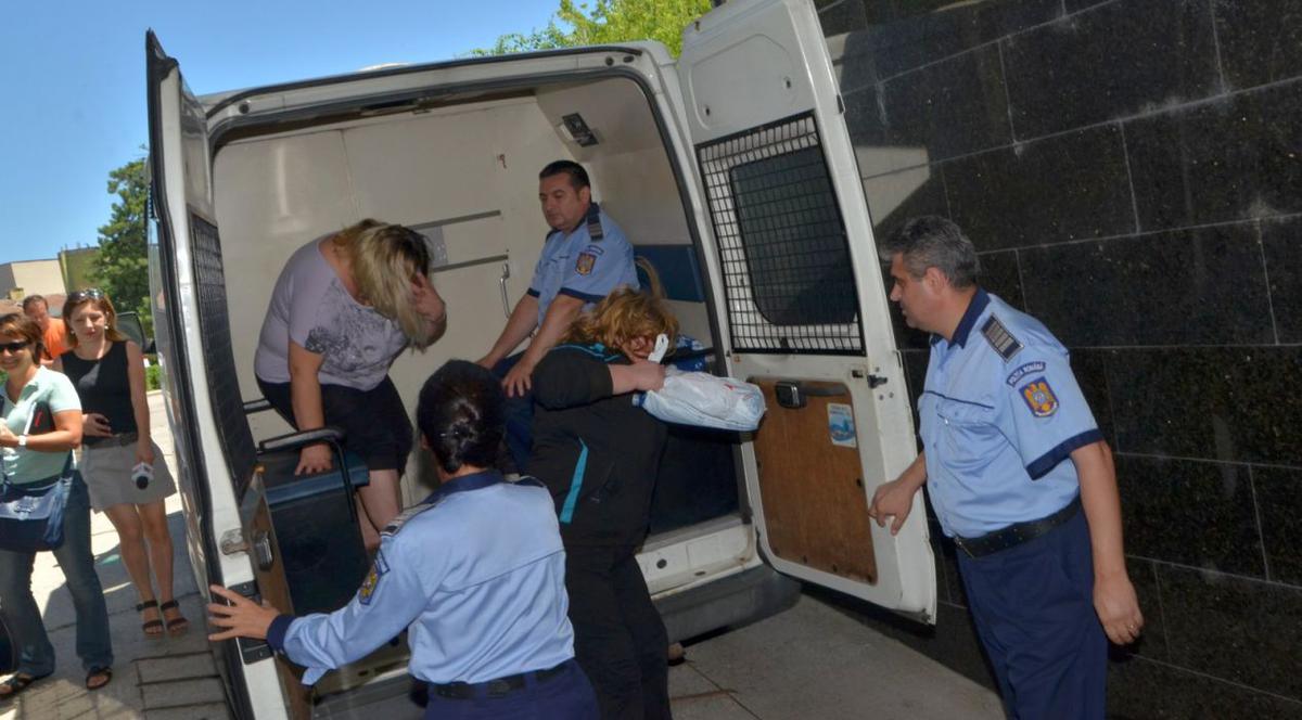 Femei reţinute pentru proxenetism! Exploatau minore | FOTO