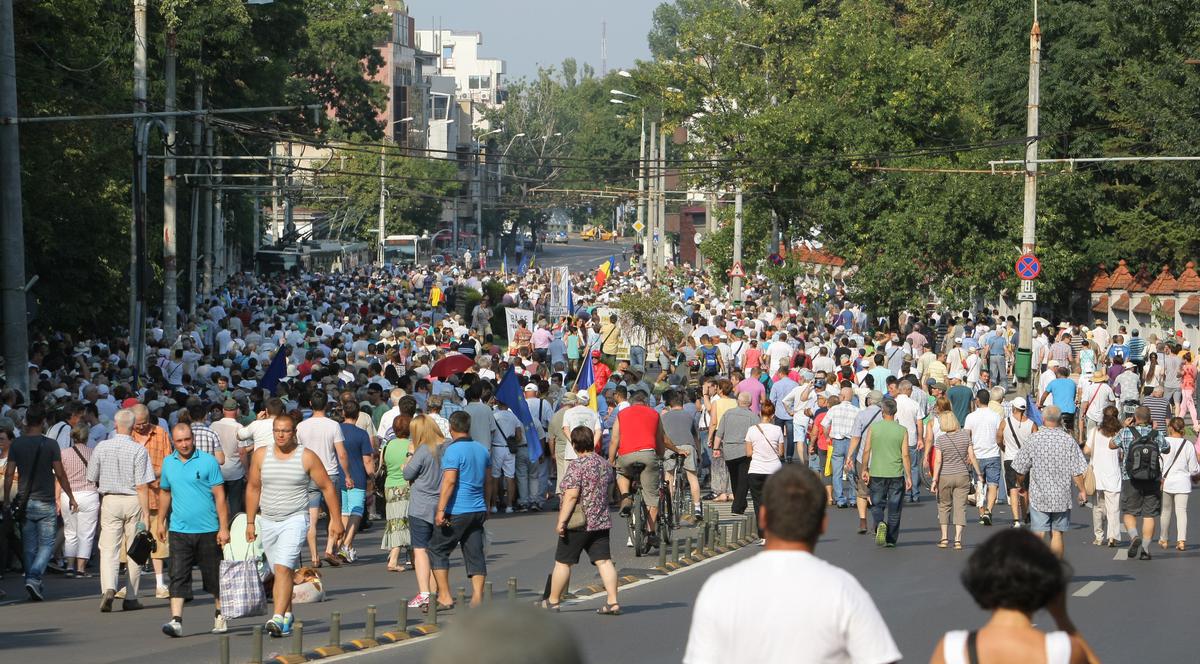 Peste 2000 de oameni s-au ADUNAT în zona Palatului Cotroceni. CIRCULAŢIA a FOST ÎNTRERUPTĂ | FOTO