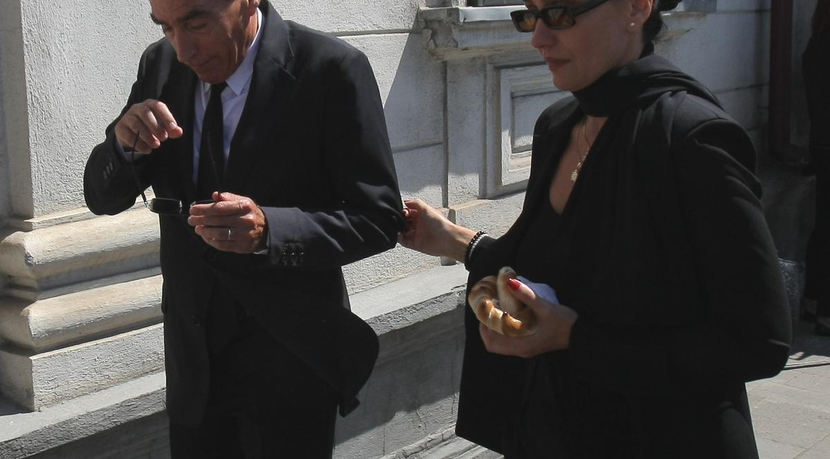 Petre Roman şi soţia lui, ÎN HOHOTE DE PLÂNS, DUPĂ ÎNMORMÂNTAREA LUI DINU PATRICIU | FOTO