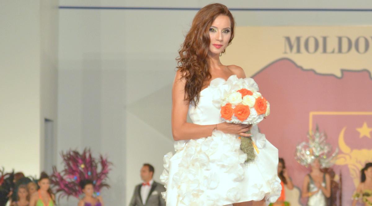 Oana Craioveanu, MIREASĂ la o prezentare de modă! A ARUNCAT BUCHETUL LA FINAL | FOTO