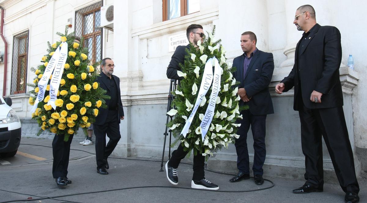 ÎNMORMÂNTAREA LUI DINU PATRICIU, PĂZITĂ CU BODYGUARZI! Uite cine a venit să îşi ia rămas bun de la omul de afaceri | FOTO