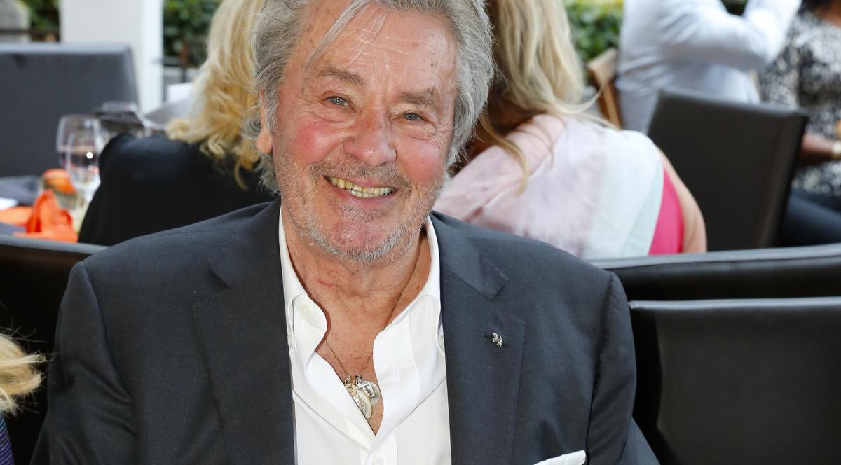 ALAIN DELON a trecut cu bine de operaţie. "SE SIMTE BINE", anunţă fiica lui PE TWITTER