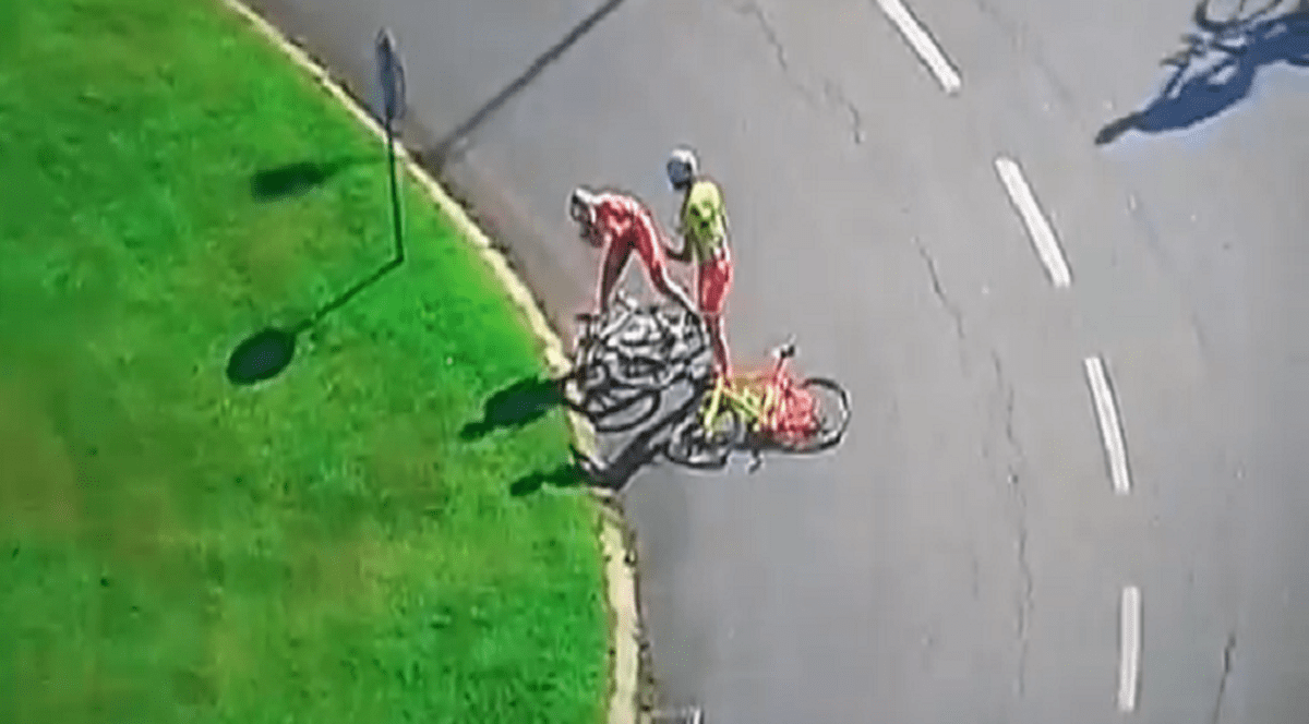 VIDEO / CICLISM. S-au bătut ca nişte sălbatici în mijlocul concursului!