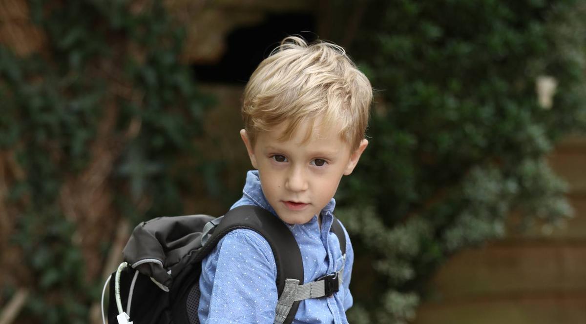 BĂIEŢELUL care ar FI MORT FĂRĂ RUCSACUL SĂU! CUM ÎL ţine ÎN VIAŢĂ O BUCATĂ DE CÂRPĂ?