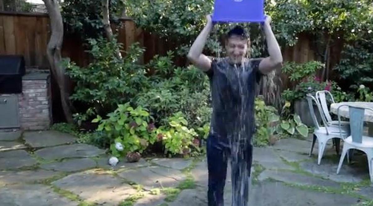 PROVOCARE pe FACEBOOK | Mark Zuckerberg face un DUŞ cu GHEAŢĂ. Care este MOTIVUL | VIDEO