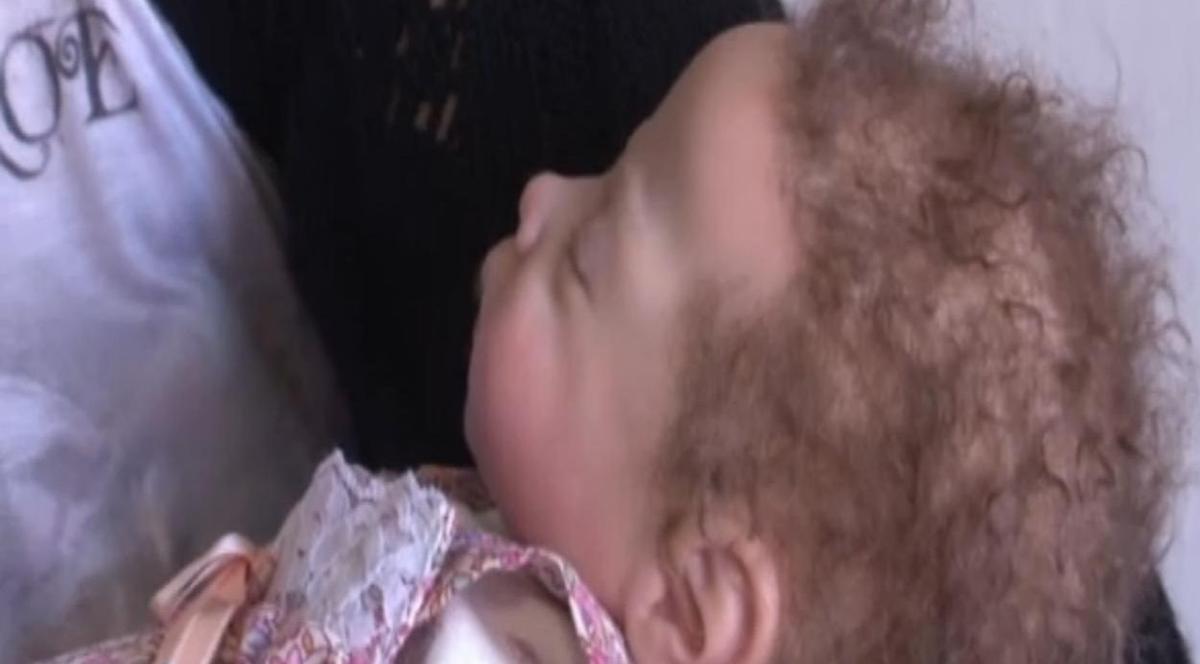 Fenomenul care NAŞTE CONTROVERSE. Poveştile româncelor care dau mii de euro pe "copii de silicon"  | VIDEO