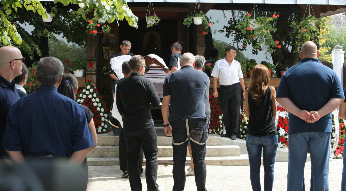 CEL MAI SFÂŞIETOR MOMENT de la GROAPĂ: MIHAELA RĂDULESCU a izbucnit ÎN LACRIMI când a aruncat CU PĂMÂNT PE SICRIU