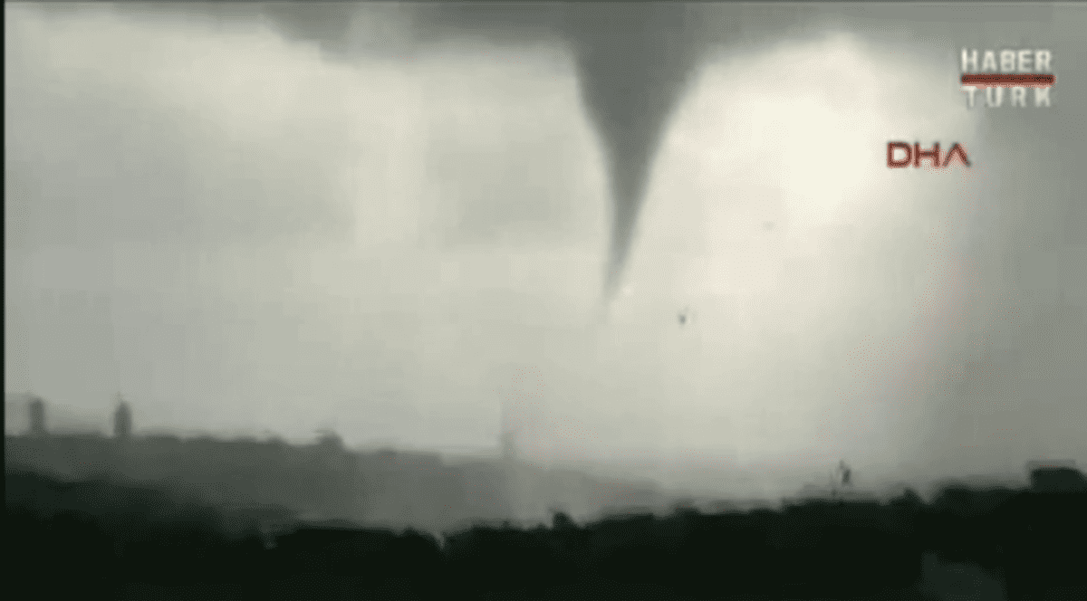 TORNADĂ ŞI PLOI TORENŢIALE, LA ISTANBUL! Străzile au fost inundate | VIDEO