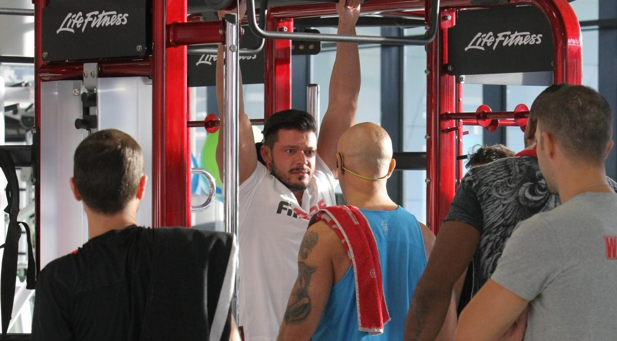 Victor Slav, fitness cu lenjeria la vedere! FOTO