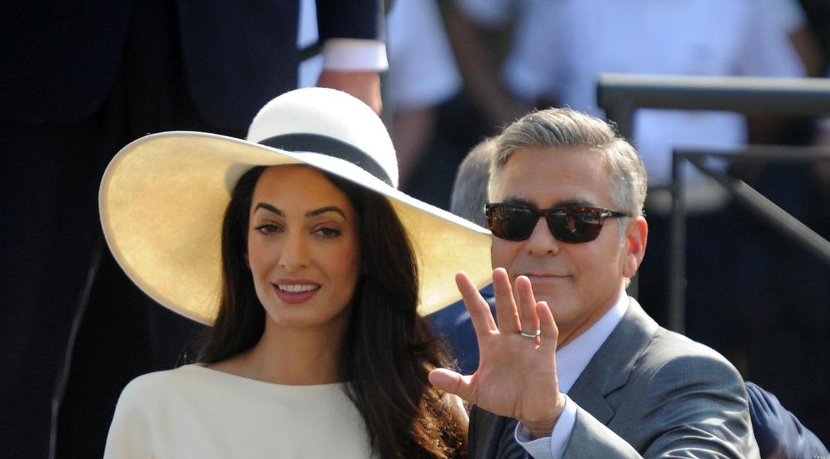 George Clooney şi Amal Alamuddin în ziua când s-au CĂSĂTORIT CIVIL! SOŢIA ACTORULUI A FOST SUPERBĂ în PANTALON ALB şi o BLUZĂ LARGĂ! FOTO