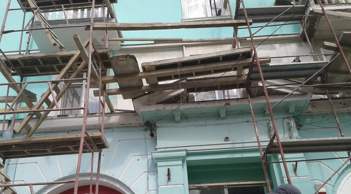 Un muncitor A AJUNS LA SPITAL DUPĂ CE A CĂZUT DE PE SCHELĂ! Acum trei zile mai avusese un accident | FOTO