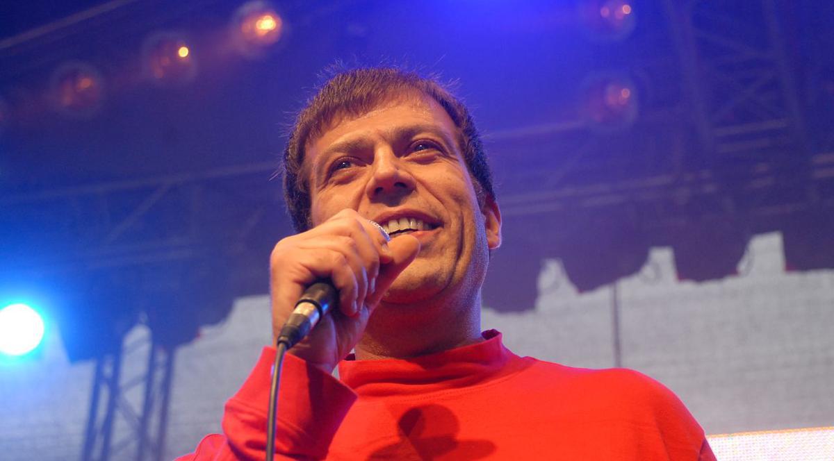 NU L-AI MAI VĂZUT NICIODATĂ AŞA PE ARTANU' DE LA PARTIZAN! Toată lumea îl ştie  ROCKER, dar el cântă DE-O VIAŢĂ ŞI ÎNTR-UN LOC NEAŞTEPTAT! 