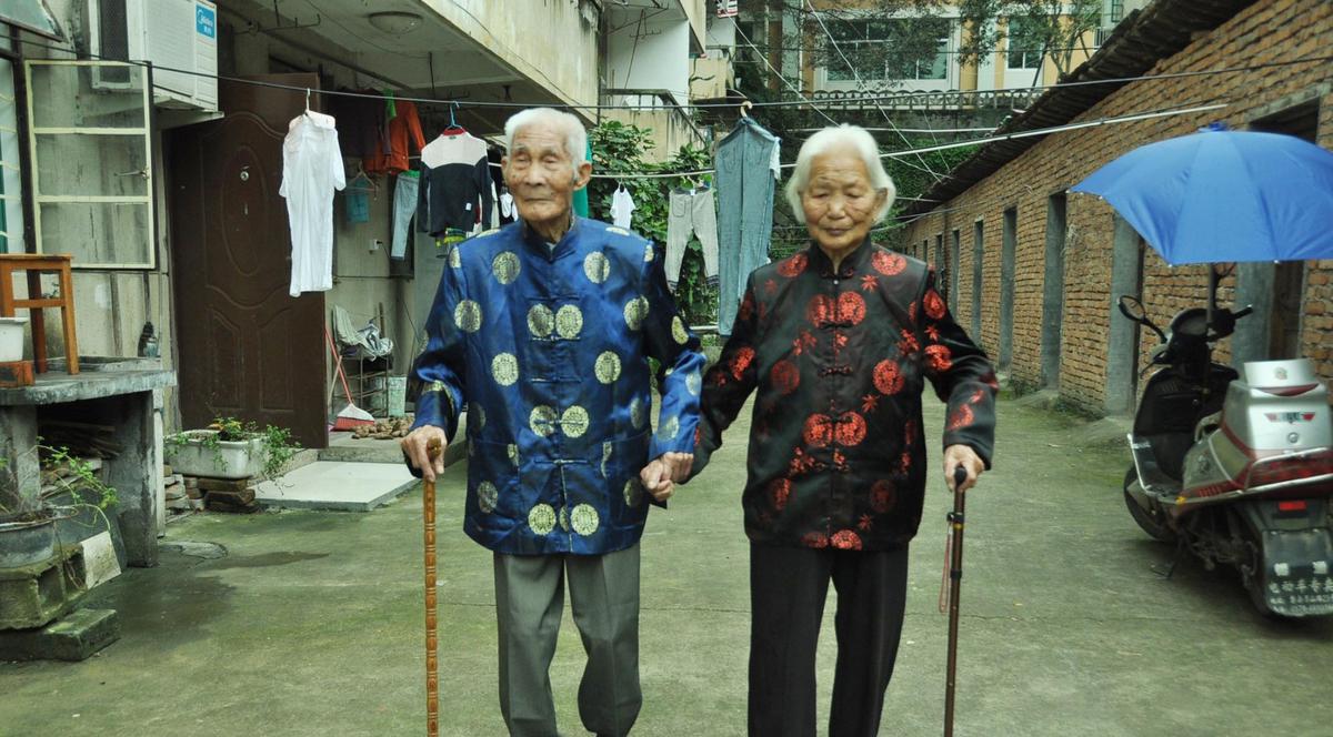 Cea mai FRUMOASĂ POVESTE DE DRAGOSTE! Sunt CĂSĂTORIŢI de 83 de ani şi încă SE ŢIN DE MÂNĂ