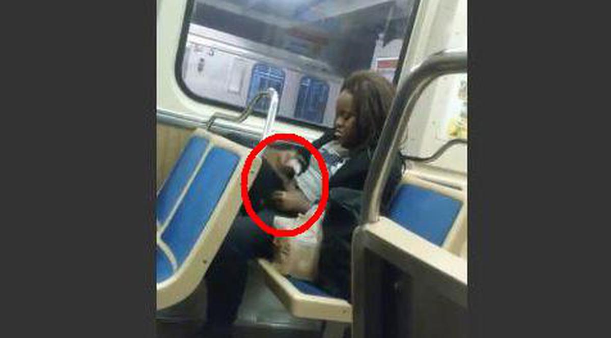 Ce face o femeie cu mâna în chiloţi, în metrou, te lasă perplex | VIDEO INTERZIS MINORILOR