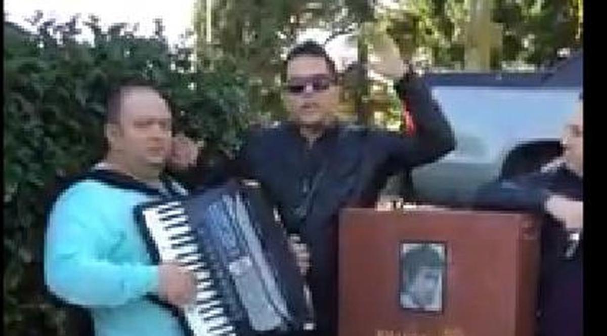 PE ASTA chiar nu TE AŞTEPTAI s-o VEZI! JEAN de la CRAIOVA cântă MANELE "ORIGINALE" la MORMÂNTUL lui BRUCE LEE, în Seattle | VIDEO