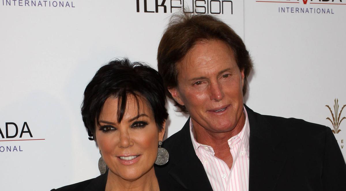 Nu e de mirare că BRUCE JENNER A PĂRĂSIT-O! MAMA LUI KIM KARDASHIAN îl BATE DE ÎL RUPE pe ACTUALUL SOŢ!