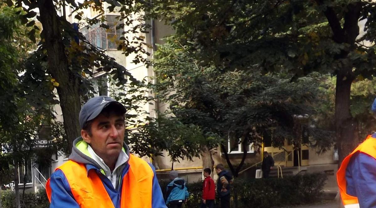 Măturătorii de străzi din Galați s-au modernizat: folosesc maşini pentru curăţenie | FOTO