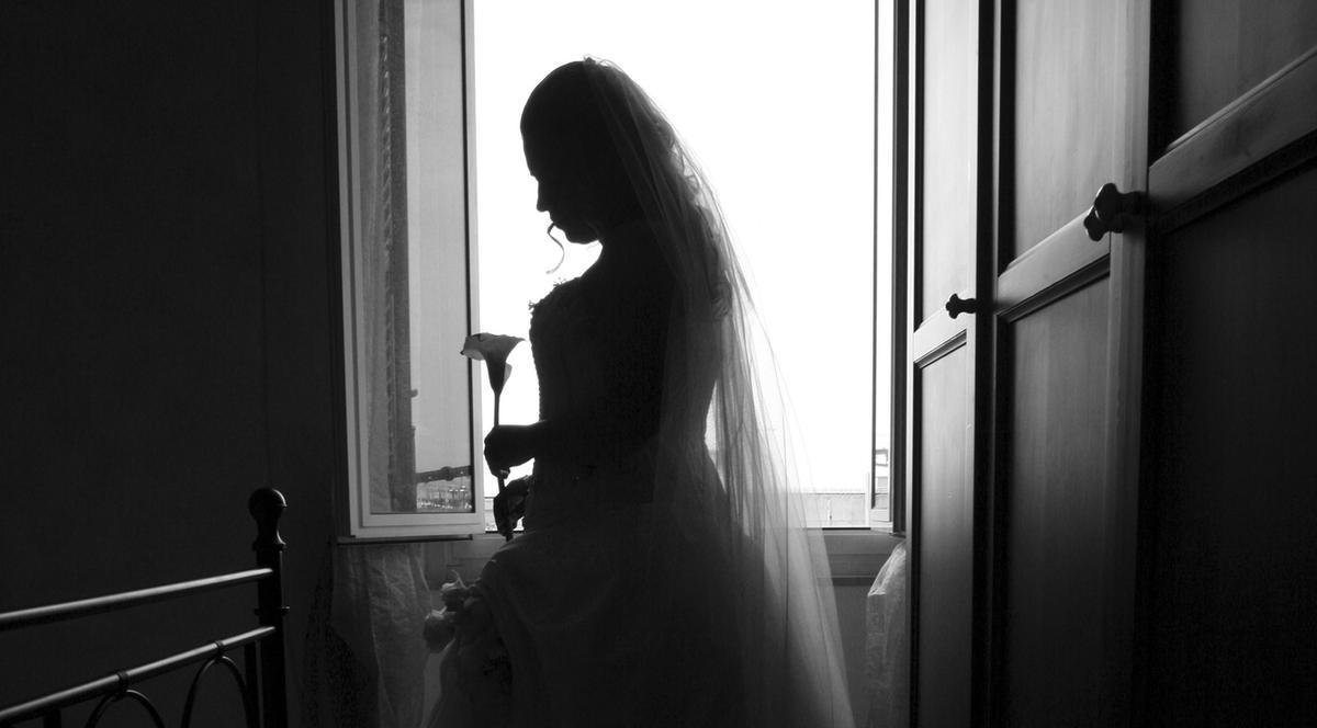 DUPĂ şase ANI DE SINGURĂTATE, a făcut UN GEST DISPERAT! S-a măritat cu EA ÎNSĂŞI! 