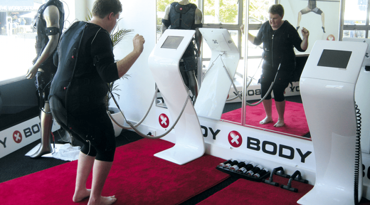 Bănel Nicoliță și stelistul Filip își arată mușchii. Începe cel mai mare eveniment global dedicat noilor tehnologii EMS (Electrical Muscle Stimulation)