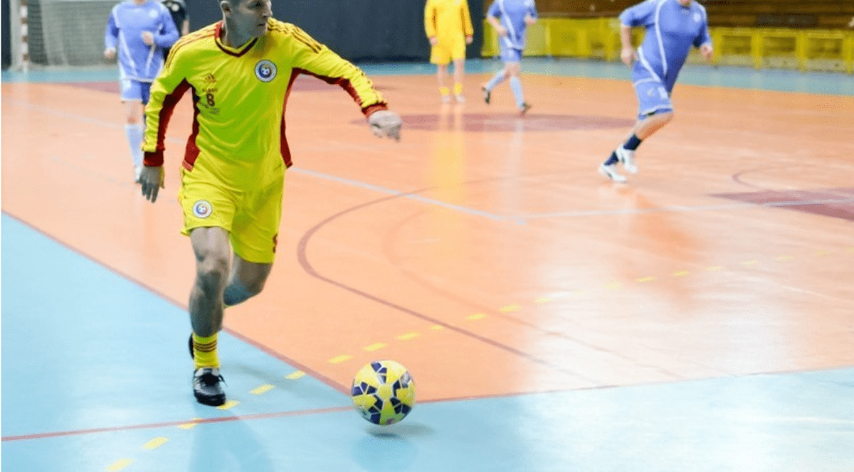 AMICAL ITALIA - ROMÂNIA (marți, ora 21:45, Pro TV). Neluțu Sabău, călăul squadrei-azzurra din '89, explică de ce Iordănescu trebuie să dea credit tinerilor. ”Lucescu și Ienei aveau curaj. Așa au apărut Dan Petrescu, Gică Popescu sau Sabău”