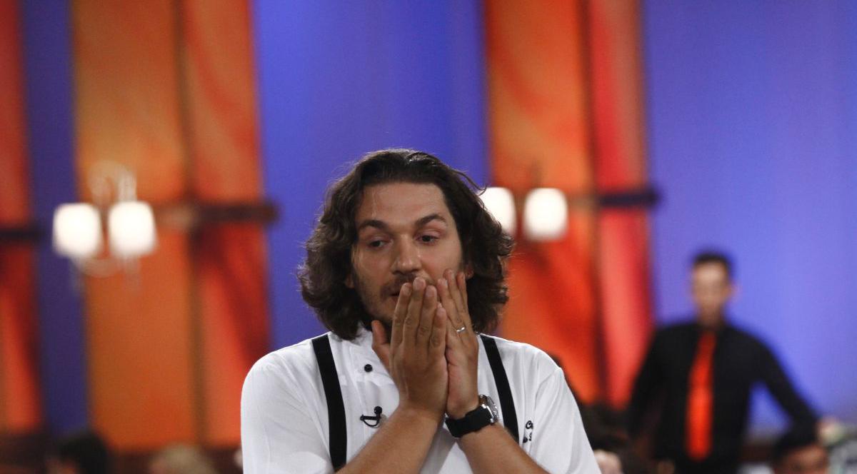 E ÎNSURAT și FOARTE AMOREZAT, dar FEMEILE tot SAR pe EL! CHEF FLORIN DUMITRESCU A RĂMAS MASCĂ după ce o CONCURENTĂ i-a FĂCUT ASTA!
