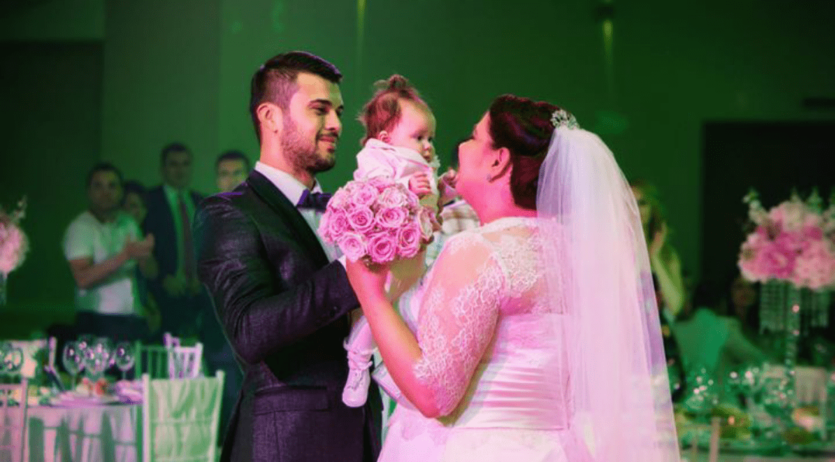 OANA ROMAN, LA CINĂ CU UN ALT BĂRBAT, în timp ce SOȚUL E PLECAT LA MUNCĂ ÎN STRĂINĂTATE