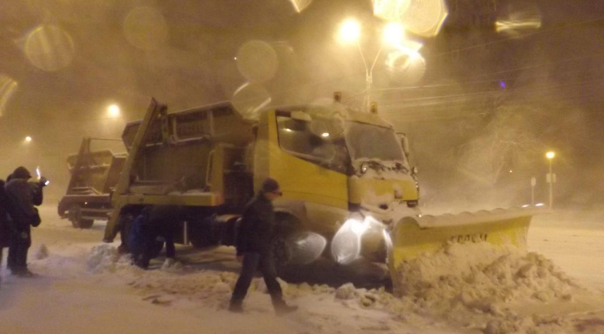 ECHIPELE DE DESZĂPEZIRE, AJUTATE de încă CINCI UTILAJE, la GALAȚI