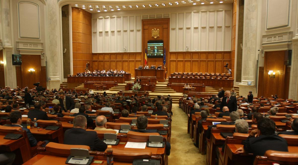 Un grup de revoluţionari au ameninţat că se aruncă de la balcon, în timpul unei ȘEDINȚE A PARLAMENTULUI