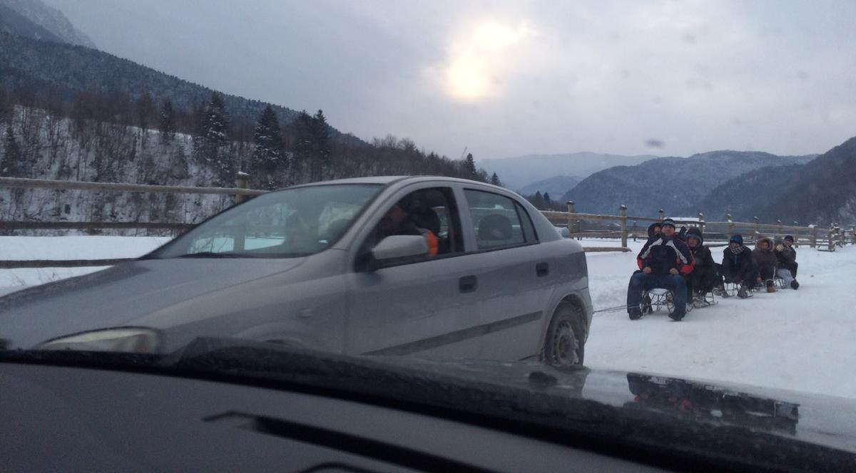 Un nou sport extrem la munte: turiștii se dau cu sania trasă de... mașină! GALERIE FOTO 