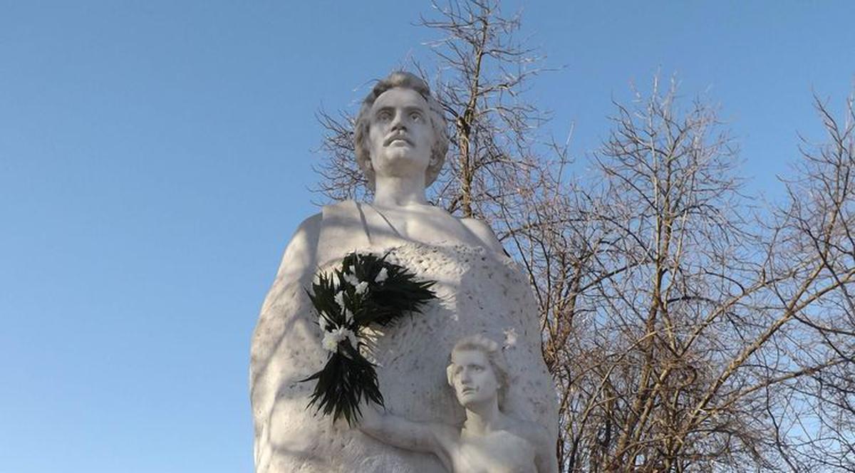 Tradiție jenantă la Galați! Statuia muzei lui Mihai Eminescu are mână doar două zile pe an
