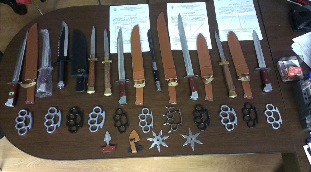 Incredibil! Ce ARSENAL a găsit poliția într-un târg de vechituri?