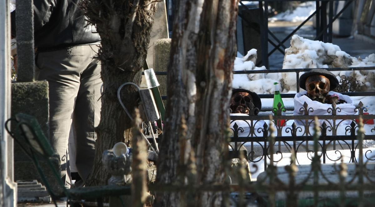 Imagini INCREDIBILE într-un CIMITIR din București. Vezi ce le-au făcut acești oameni rudelor lor! Le-au DEZGROPAT ȘI... | FOTO