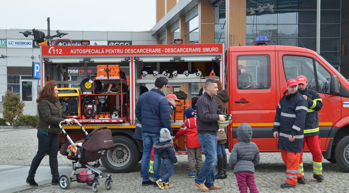 Pompierii din Constanța au “recrutat” prichindei | FOTO