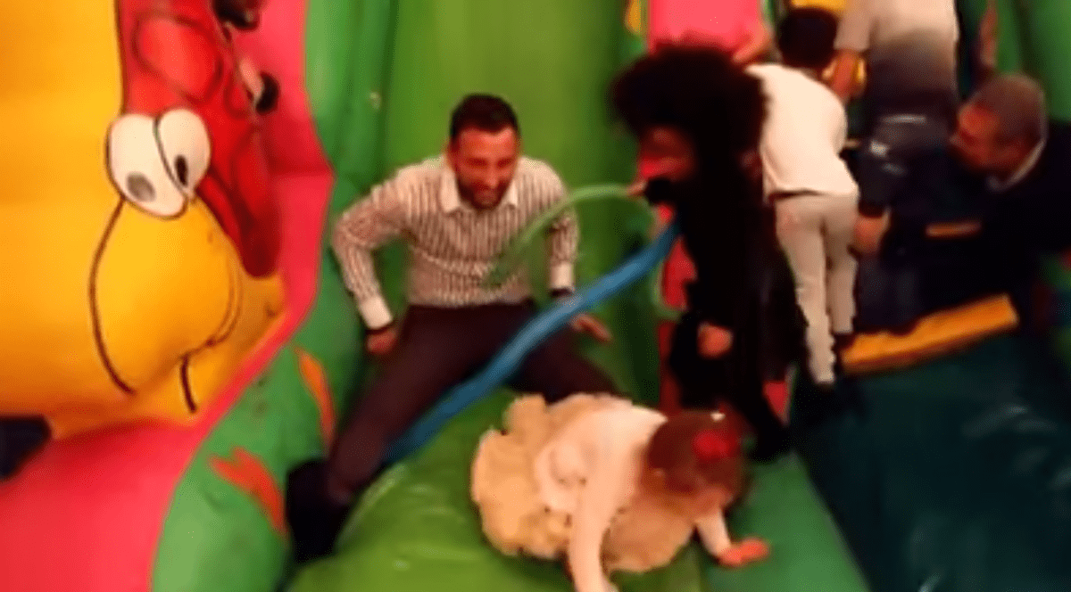 Răzvan Raț s-a dat pe tobogan de ziua fiicei sale / GALERIE FOTO&VIDEO