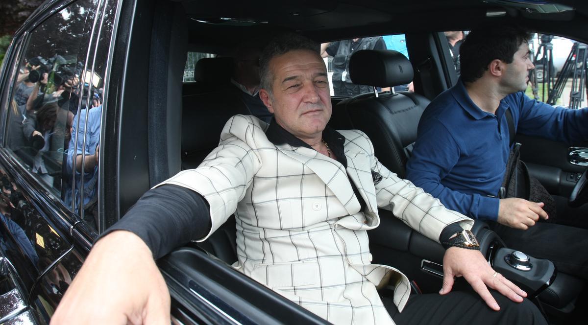 IMAGINI DE SENZAȚIE CU GIGI BECALI, ELIBERAT! Uite ce a făcut când i s-a permis să meargă acasă, anul trecut | FOTO