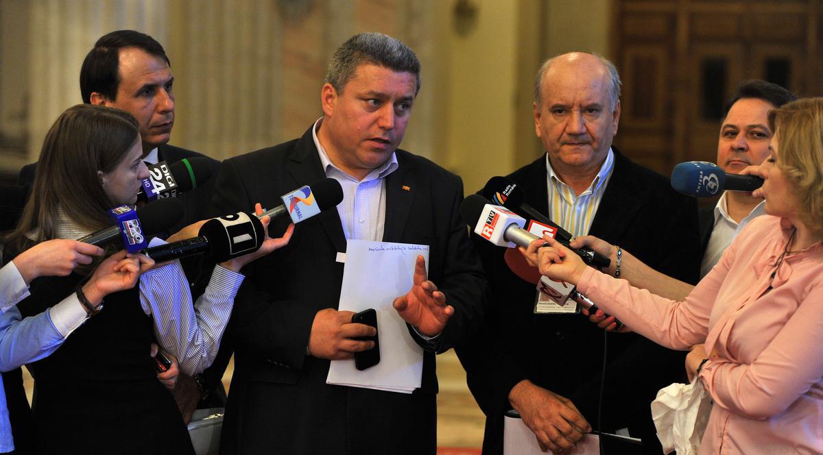 Ce SUPRIZĂ le pregătește un POLITICIAN ZIARIȘTILOR