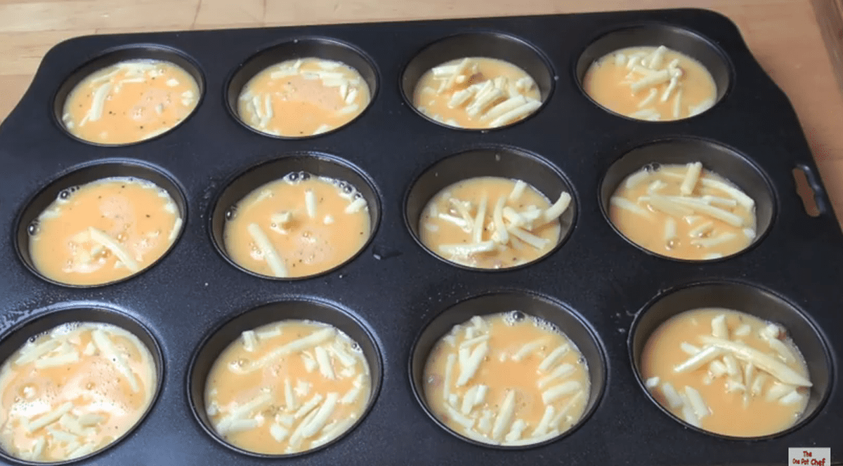 Umple o tavă de brioșe cu ouă și brânză. Rezultatul e SPECTACULOS!