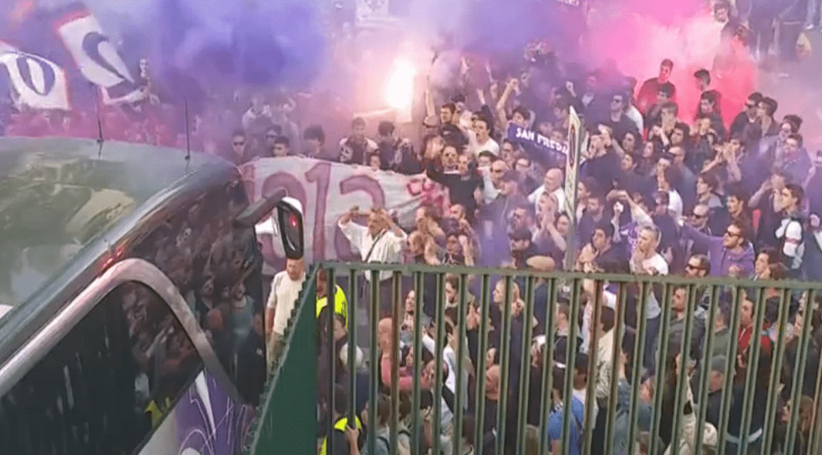 Nebunie la Firenze! Autocarul Fiorentinei, blocat de fani / VIDEO RAR