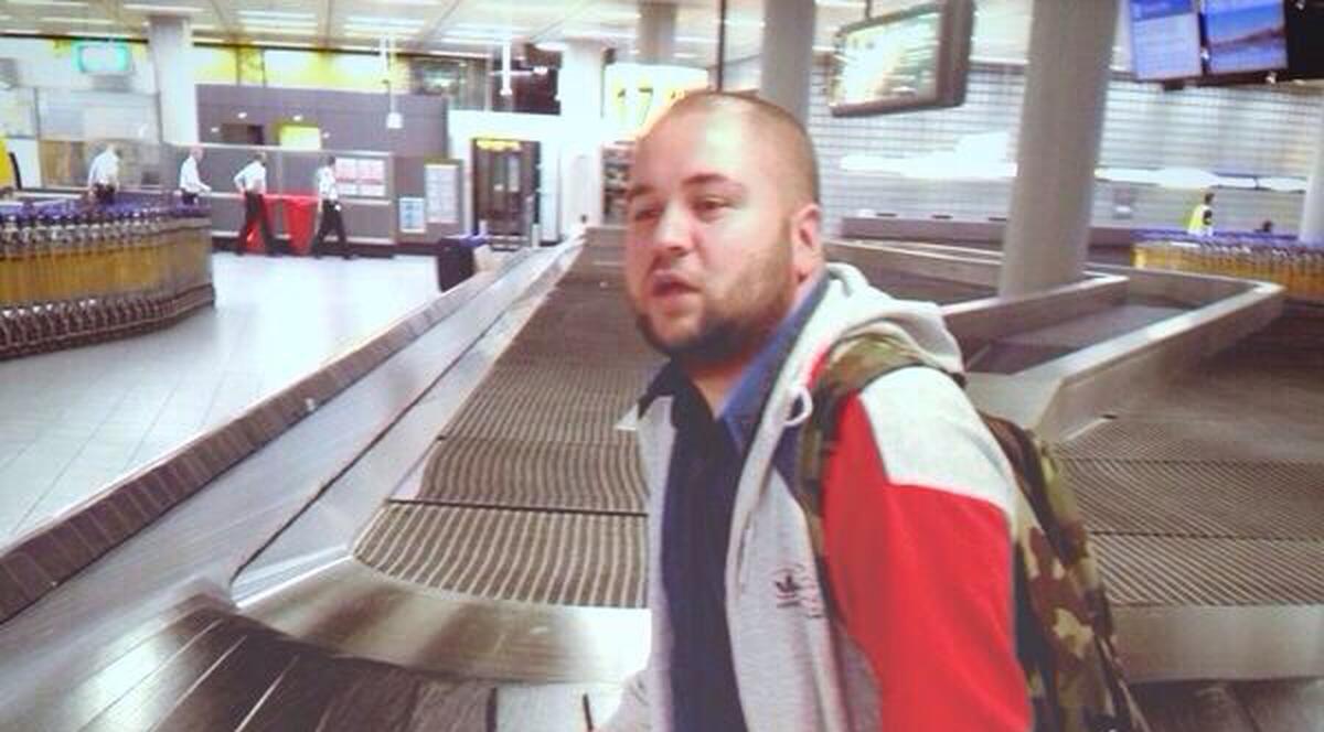 Cineva să-l ridice pe Liviu Guţă! Cum a ajuns pe banda de bagaje?