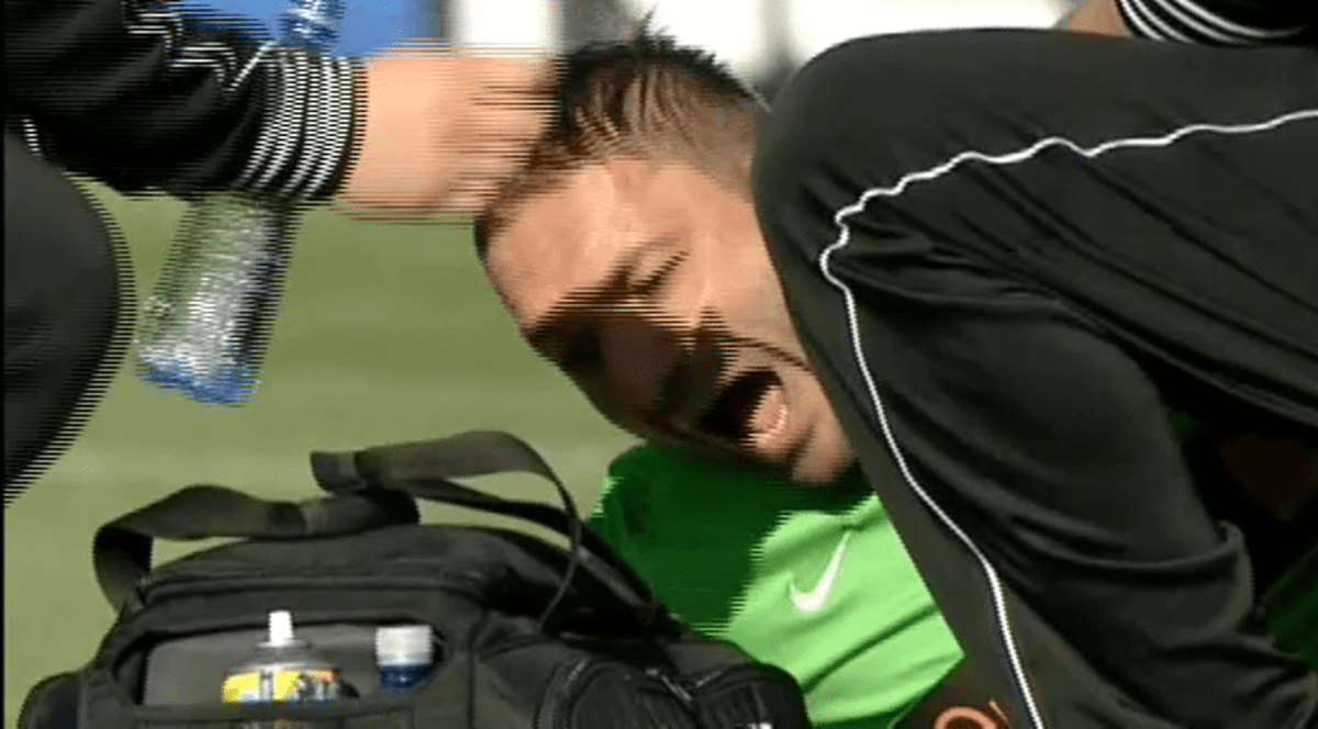 CSU Craiova - Dinamo 0-0. Portarul oaspeților, lovit de un obiect!