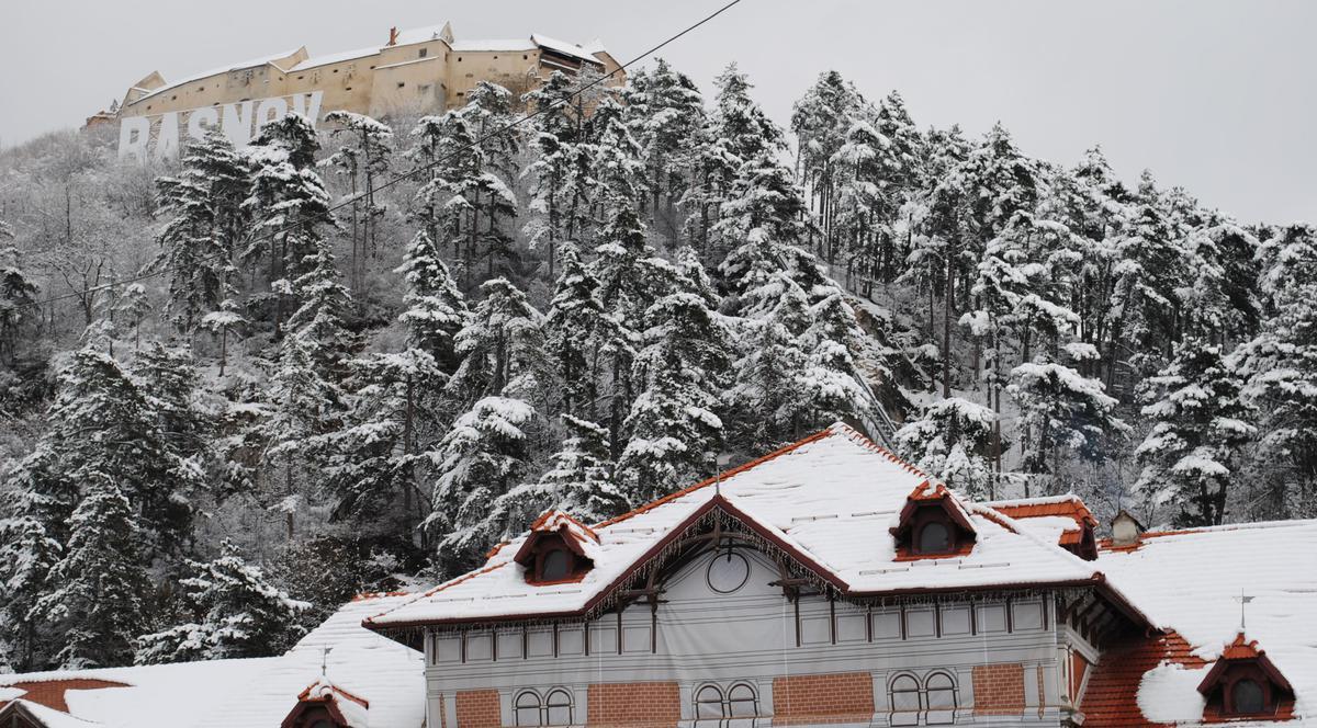 Cel mai ușor drum spre cetatea Râșnov! Ajungi în două minute! Uite pe unde să o iei!