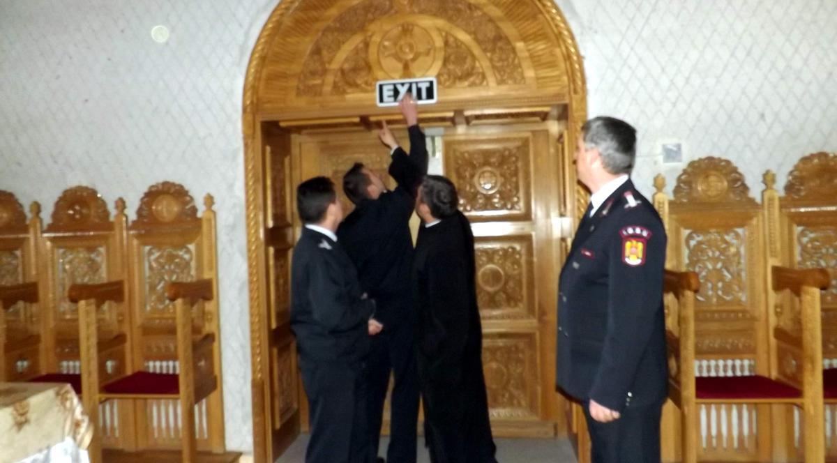 Preoții din Galați, instruiți de pompieri | FOTO