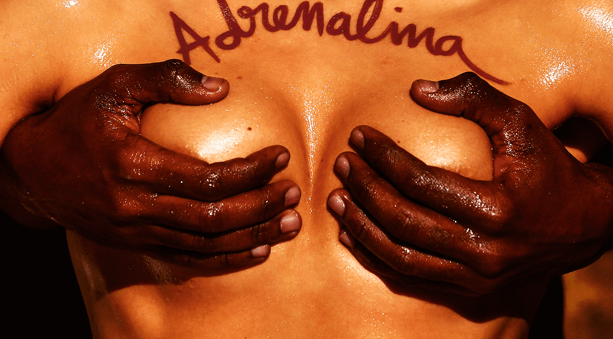 Ghici cine e norocosul care a pus mâna pe sânii Elenei de la Mandinga?