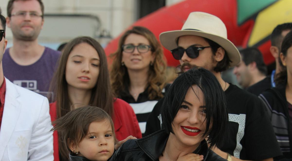 La trei ani și jumătate, Antonia, fetița Giuliei Anghelescu, a vrut să-și vadă ”tiza” la concert! 